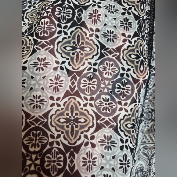 Women's Croft & Barrow Black and Grey Geometric Design Top Blouse - Picture 6 of 6